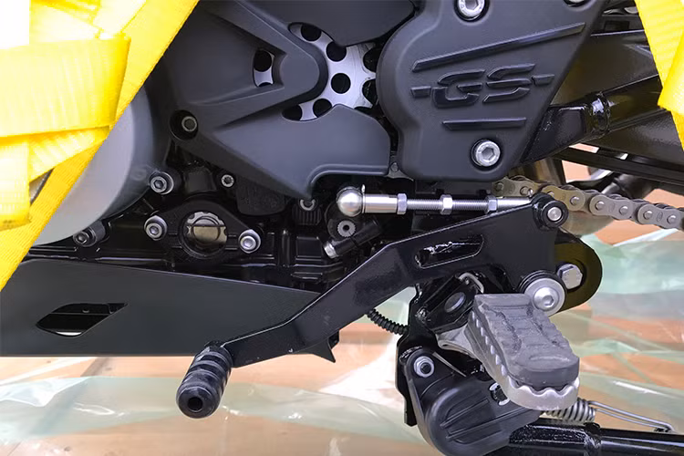 Xe được trang bị ống xả đơn nằm bên phải, bên dưới tay đòn. Nằm giữa bộ khung xe là khối động cơ 1 xi-lanh DOHC làm mát bằng nước, có phun xăng điện tử và dung tích 313 cc. Đây là động cơ nhỏ nhất mà BMW từng sản xuất kể từ chiếc R24 từ năm 1948.