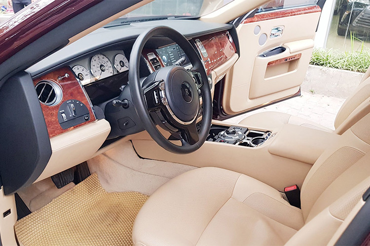 Không chỉ sở hữu ngoại thất cải tiến Ghost còn nổi bật nhờ thiết kế nội thất với chất liệu sang trọng và những tính năng hiện đại. Có thể kể đến hệ thống đèn mờ trang nhã, tay nắm cửa mạ sáng, lỗ thông hơi hình nhãn cầu, hệ thống âm thanh hàng đầu 600 W được truyền tải qua bộ âm ly 10 kênh và 16 loa trong đó có hai loa trầm đặt trên sàn...