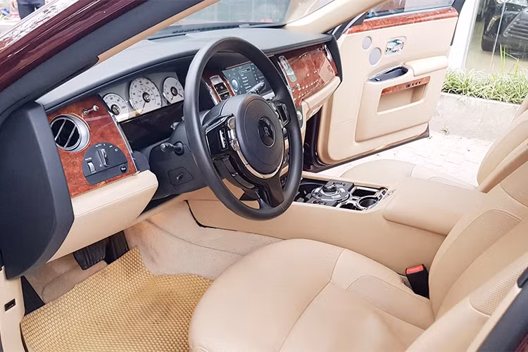 Không chỉ sở hữu ngoại thất cải tiến Ghost còn nổi bật nhờ thiết kế nội thất với chất liệu sang trọng và những tính năng hiện đại. Có thể kể đến hệ thống đèn mờ trang nhã, tay nắm cửa mạ sáng, lỗ thông hơi hình nhãn cầu, hệ thống âm thanh hàng đầu 600 W được truyền tải qua bộ âm ly 10 kênh và 16 loa trong đó có hai loa trầm đặt trên sàn...