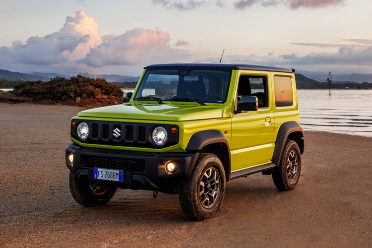 Mẫu SUV cỡ nhỏ Suzuki Jimny 2019 mới vừa chính thức có mặt tại thị trường Indonesia với giá bán được đánh giá là rất hấp dẫn, thấp hơn so với dự kiến ban đầu tại khác thị trường khác trong khu vực khá nhiều. Dự tính mẫu xe này sẽ được nhập khẩu về Việt Nam trong thời gian sắp tới. 