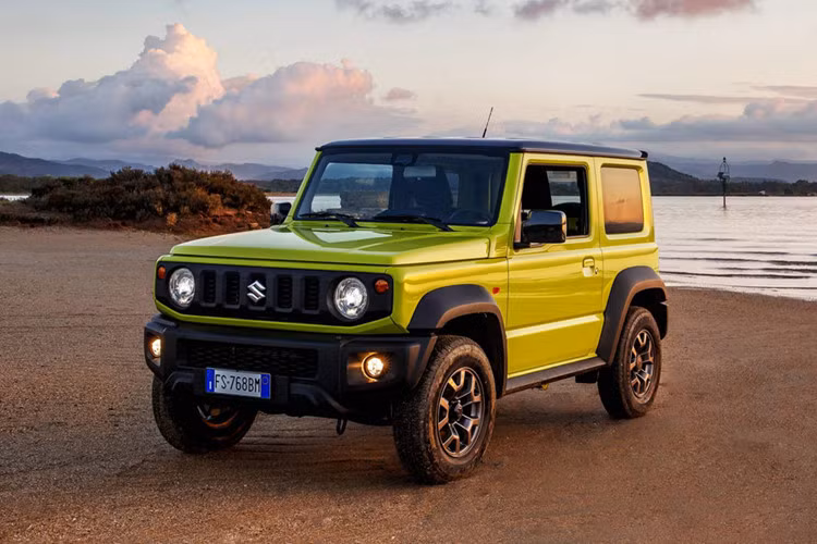 Mẫu SUV cỡ nhỏ Suzuki Jimny 2019 mới vừa chính thức có mặt tại thị trường Indonesia với giá bán được đánh giá là rất hấp dẫn, thấp hơn so với dự kiến ban đầu tại khác thị trường khác trong khu vực khá nhiều. Dự tính mẫu xe này sẽ được nhập khẩu về Việt Nam trong thời gian sắp tới. 