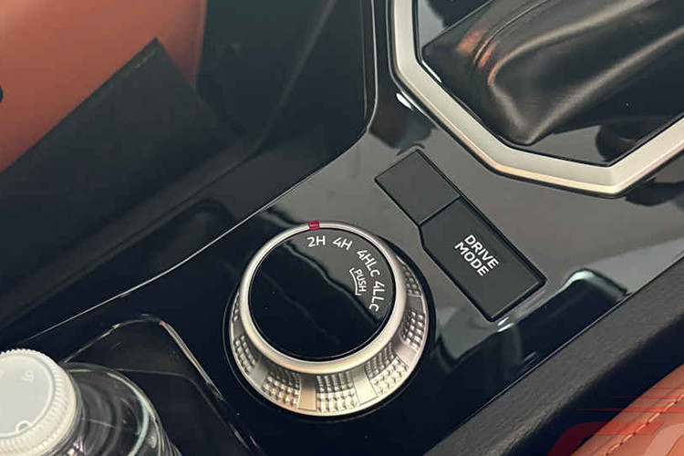 Mitsubishi Triton 2024 còn được trang bị cụm đồng hồ 7 inch và màn hình thông tin giải trí cảm ứng 9 inch, hỗ trợ kết nối Apple CarPlay không dây và Android Auto có dây, cùng camera 360 độ cho khả năng quan sát tốt hơn.