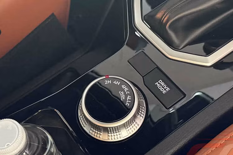 Mitsubishi Triton 2024 còn được trang bị cụm đồng hồ 7 inch và màn hình thông tin giải trí cảm ứng 9 inch, hỗ trợ kết nối Apple CarPlay không dây và Android Auto có dây, cùng camera 360 độ cho khả năng quan sát tốt hơn.