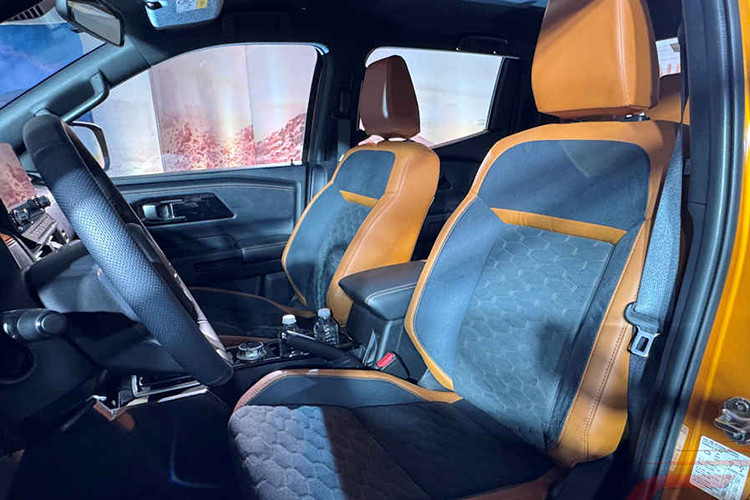 Mitsubishi Triton 2024 cung cấp hai lựa chọn động cơ diesel tăng áp, với phiên bản turbo đơn có công suất 183 PS và mô-men xoắn 430 Nm, trong khi phiên bản biturbo cho công suất 204 PS và mô-men xoắn 470 Nm.