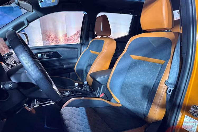 Mitsubishi Triton 2024 cung cấp hai lựa chọn động cơ diesel tăng áp, với phiên bản turbo đơn có công suất 183 PS và mô-men xoắn 430 Nm, trong khi phiên bản biturbo cho công suất 204 PS và mô-men xoắn 470 Nm.