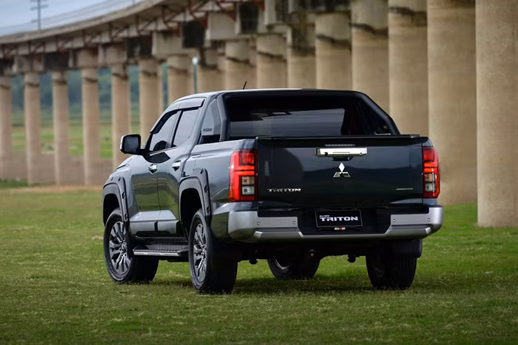 Triton 2024 được trang bị hệ thống an toàn tiêu chuẩn gồm phanh ABS, EBD, hệ thống hỗ trợ phanh, kiểm soát lực kéo và ổn định chủ động Mitsubishi (M-ASTC), hỗ trợ khởi hành ngang dốc và nhiều tính năng khác.