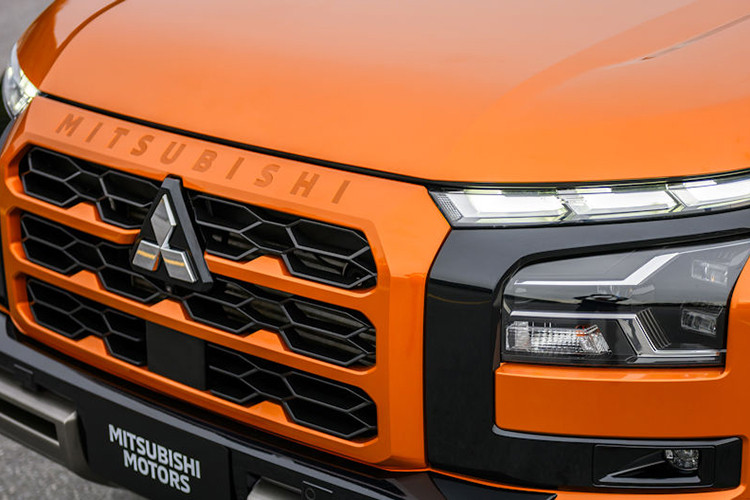 Mitsubishi Triton 2024 được áp dụng khái niệm thiết kế mới "Beast Mode", mang lại vẻ ngoài hầm hố và mạnh mẽ hơn cho chiếc bán tải.Hai cụm đèn pha LED projector và dải LED định vị là những điểm nhấn đáng chú ý cho thấy sự phát triển của ngôn ngữ Dynamic Shield.