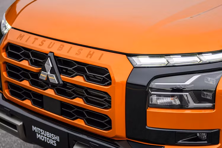 Mitsubishi Triton 2024 được áp dụng khái niệm thiết kế mới "Beast Mode", mang lại vẻ ngoài hầm hố và mạnh mẽ hơn cho chiếc bán tải.Hai cụm đèn pha LED projector và dải LED định vị là những điểm nhấn đáng chú ý cho thấy sự phát triển của ngôn ngữ Dynamic Shield.