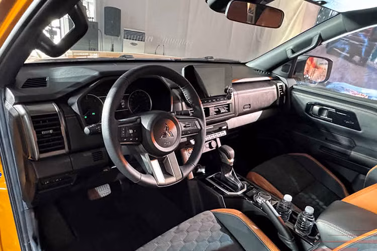 Nội thất của Triton 2024 được đánh giá cao với thiết kế táo bạo và hiện đại. Biến thể Athlete nổi bật với những họa tiết màu cam trên ghế da và các đường chỉ khâu, tạo nên sự đồng điệu với màu sắc nội thất chủ đạo là màu đen.