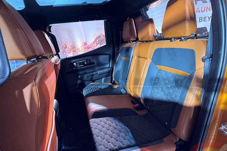 Khách hàng còn có thể chọn giữa hộp số tự động 6 cấp và hộp số sàn. Đặc biệt, biến thể Athlete được trang bị 7 chế độ lái và hệ thống 4WD Super Select II.