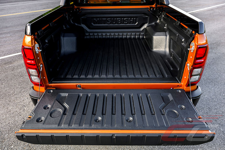 Trong khi tổng thể xe Mitsubishi Triton 2024 vuông vức hơn trước. Đáng chú ý, phiên bản Athlete cao cấp nhất trông vô cùng nổi bật với những họa tiết màu cam độc đáo.