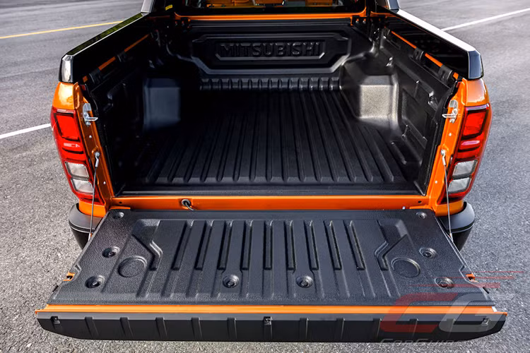 Trong khi tổng thể xe Mitsubishi Triton 2024 vuông vức hơn trước. Đáng chú ý, phiên bản Athlete cao cấp nhất trông vô cùng nổi bật với những họa tiết màu cam độc đáo.