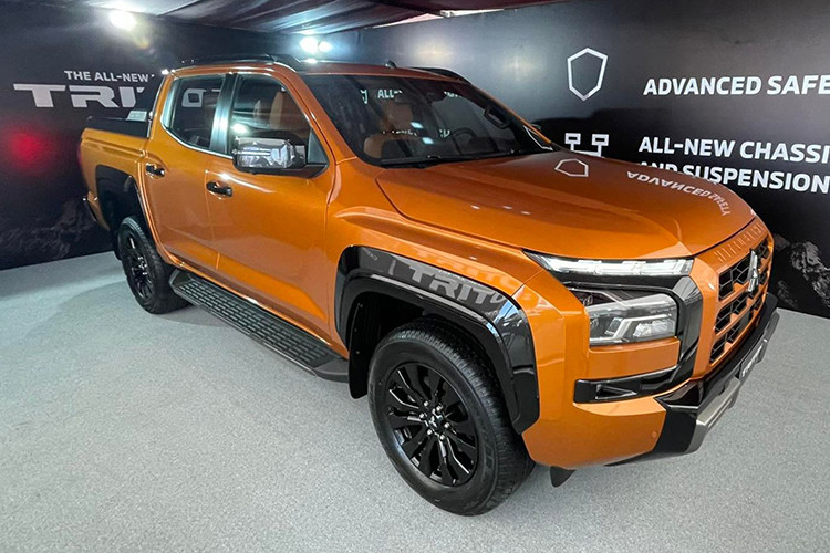 Mới đây, Mitsubishi Motors Philippines vừa chính thức giới thiệu thế hệ mới của mẫu xe Triton đến với người dùng Philippines. Mitsubishi Triton 2024 mới được phân phối với 7 phiên bản, giá bán dao động từ 1.134.000 - 1.909.000 PHP (tương đương 495 - 834 triệu đồng).