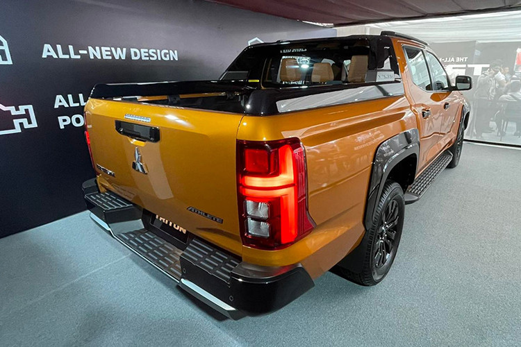 So với thế hệ trước, mẫu xe bán tải Mitsubishi Triton 2024 có chiều dài tăng từ 5.265 đến 5.360 mm và chiều rộng từ 1.865 đến 1.930 mm, cùng chiều cao dao động từ 1.775 đến 1.815 mm.