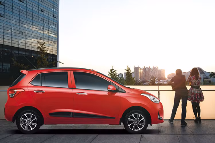 Mặc dù không có quá nhiều thay đổi về diện mạo nhưng Hyundai i10 facelift 2017 vẫn mang dáng vẻ thể thao và có phần mạnh mẽ hơn hẳn so với người tiền nhiệm trước đây. Cản trước được thiết kế lại dữ dằn hơn với hốc đèn sương mù giờ đây tích hợp cả đèn ban ngày LED hiện đại.