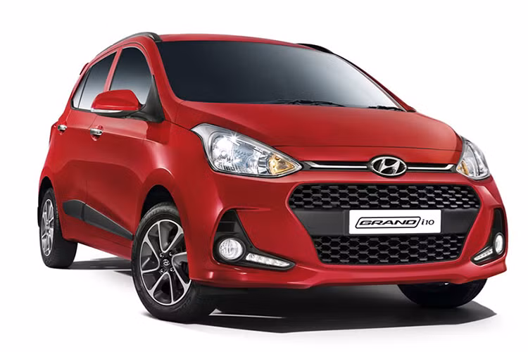 Trong khi đó bên cạnh đèn pha tái thiết kế, 2 hốc đèn sương mù của mẫu xe này cũng được lấy cảm hứng từ chiếc Elantra, lưới tản nhiệt của i10 nay đã được làm rộng hơn,Ngoài ra hai bên thân xe, Hyundai cũng đã trang bị cho i10 mới cặp mâm 4 cánh kép 15 inch đẹp mắt hơn.