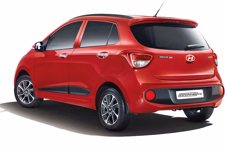 Phía sau của chiếc hatchback cỡ nhỏ này, đèn hậu của i10 đã được Hyundai đổi thiết kế chóa bên trong để khiến chiếc xe trông hiện đại hơn, đồng thời cản sau của chiếc xe nay cũng được thêm một tấm ốp tối màu to bản tạo thêm điểm nhấn. Cửa sau cột C khác biệt một chút so với bản Châu Âu.