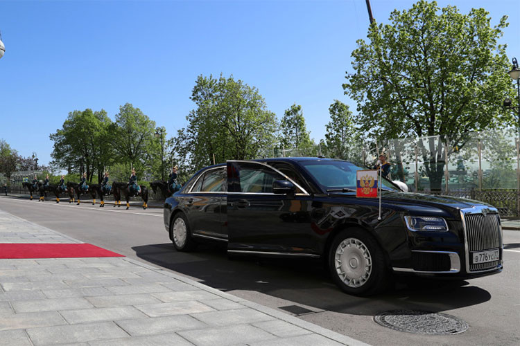 Chiếc limousine mới của ông Putin là chiếc xe sản xuất trong nước đầu tiên dành cho người đứng đầu nước Nga kể từ năm 1985. Trước đó, Putin và Medvedev sử dụng các mẫu xe sang Mercedes trong khi xe chở các tổng thống thời liên bang Xô-Viết là xe Zil-41052.