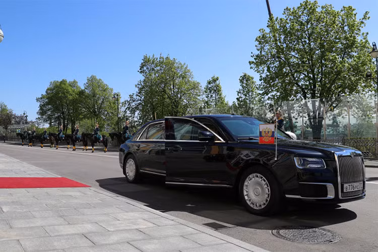 Chiếc limousine mới của ông Putin là chiếc xe sản xuất trong nước đầu tiên dành cho người đứng đầu nước Nga kể từ năm 1985. Trước đó, Putin và Medvedev sử dụng các mẫu xe sang Mercedes trong khi xe chở các tổng thống thời liên bang Xô-Viết là xe Zil-41052.