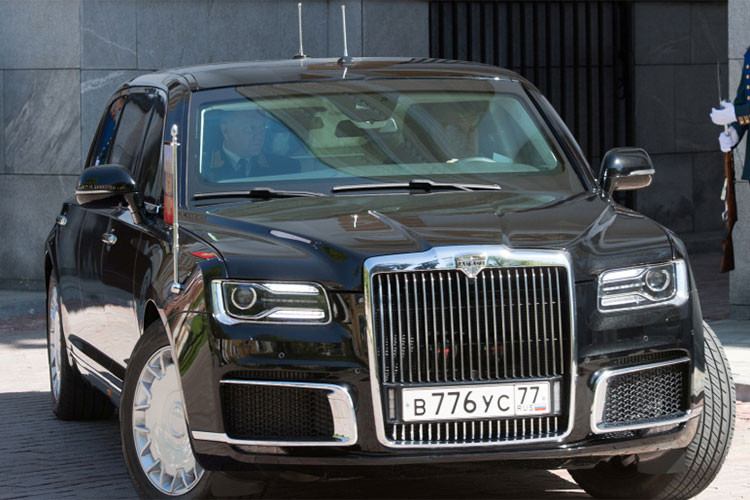 Theo một số nguồn tin, nội thất bên trong siêu xe Tổng thống Nga rất sang trọng với cabin bằng da với tông màu gỗ và các chi tiết bằng kim loại. Khoang hành khách phía sau dự kiến sẽ có bốn chỗ ngồi riêng biệt, được thiết kế đối xứng với nhau và ngăn cách bởi một bảng điều khiển trung tâm đầy đủ các trang bị tối tân nhất hiện nay.