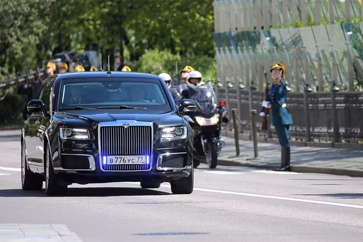 Các mẫu xe siêu sang chống đạn cao cấp nhất dành cho người đứng đầu nước Nga sử dung này được phát triển bởi trung tâm nghiên cứu liên bang NAMI cùng sự hợp tác với các nhà sản xuất khác như Porsche, Bosch.