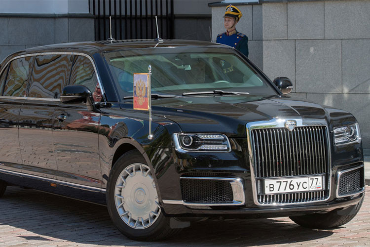 Đáng chú ý, chiếc siêu xe limousine bọc thép, chống đạn của Tổng thống Nga Putin sẽ cho người nhìn cảm giác giống như một chiếc Rolls-Royce sang trọng nhưng nó cũng sẽ hòa lẫn với truyền thống để cho người sử dụng cảm giác giống một chiếc ZIL đặc trưng của Nga.