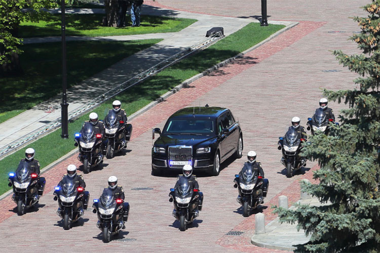 Điểm nhấn mạ chrome còn được bắt gặp các cửa xe, ốp thành xe... Đuôi xe và bộ la-zăng của chiếc xe siêu sang này sẽ khiến nhiều người liên tưởng đến những chiếc sang Rolls-Royce Phantom đình đám.