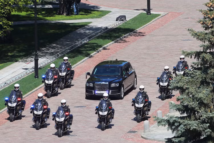 Điểm nhấn mạ chrome còn được bắt gặp các cửa xe, ốp thành xe... Đuôi xe và bộ la-zăng của chiếc xe siêu sang này sẽ khiến nhiều người liên tưởng đến những chiếc sang Rolls-Royce Phantom đình đám.