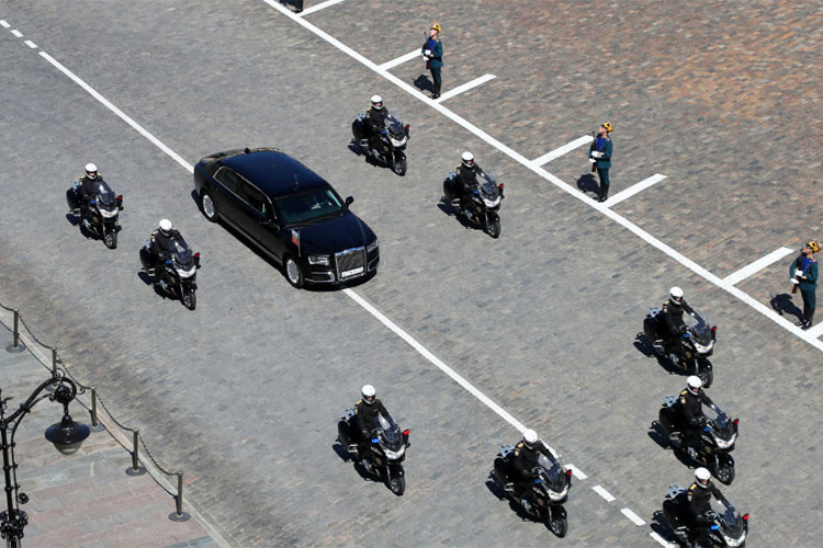 Trong lễ nhậm chức, chiếc limousine đưa ông Putin đến điện Kremlin với sự hộ tống của 9 chiếc môtô. Chiếc limousine được sơn màu đen truyền thống, phần đầu xe nổi bật với lưới tản nhiệt mạ chrome hình vuông rộng, cụm đèn pha hình chữ nhật và hai hốc gió vuông vắn phía dưới.