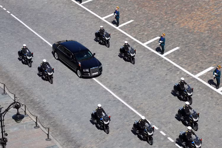 Trong lễ nhậm chức, chiếc limousine đưa ông Putin đến điện Kremlin với sự hộ tống của 9 chiếc môtô. Chiếc limousine được sơn màu đen truyền thống, phần đầu xe nổi bật với lưới tản nhiệt mạ chrome hình vuông rộng, cụm đèn pha hình chữ nhật và hai hốc gió vuông vắn phía dưới.