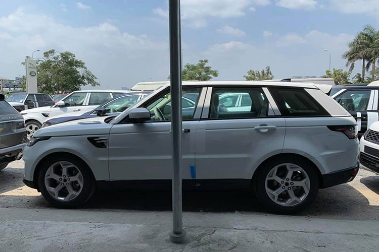 Range Rover Sport 2019 là phiên bản nâng cấp giữa vòng đời của dòng SUV hạng sang nhà Land Rover sau 4 năm. So với phiên bản cũ, Range Rover Sport 2019 sở hữu một số nâng cấp đáng chú ý. Bên ngoài, mẫu SUV hạng sang Range Rover Sport 2019 không thay đổi quá nhiều so với phiên bản cũ.