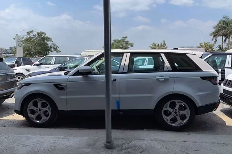 Range Rover Sport 2019 là phiên bản nâng cấp giữa vòng đời của dòng SUV hạng sang nhà Land Rover sau 4 năm. So với phiên bản cũ, Range Rover Sport 2019 sở hữu một số nâng cấp đáng chú ý. Bên ngoài, mẫu SUV hạng sang Range Rover Sport 2019 không thay đổi quá nhiều so với phiên bản cũ.