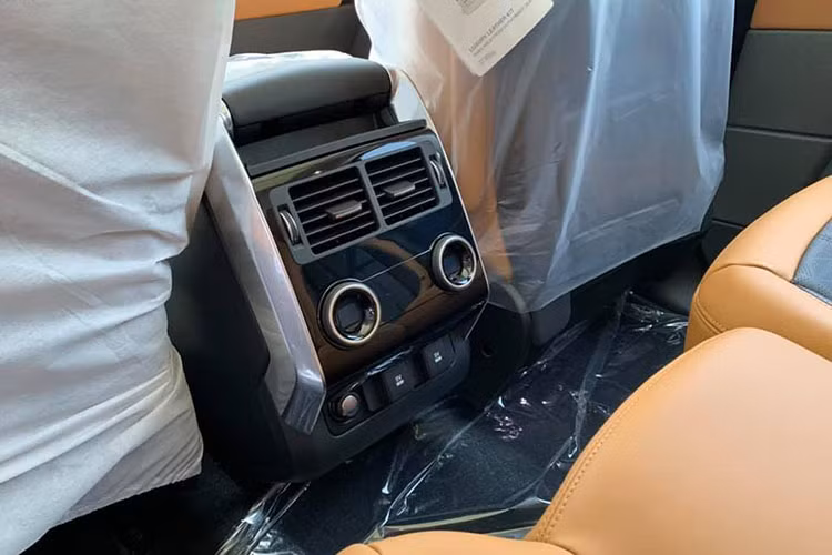 Chưa hết, Range Rover Sport 2019 còn được trang bị nhiều loại động cơ xăng và diesel khác nhau. Trong đó, bản SE có 5 tùy chọn động cơ, bao gồm 2 máy xăng và 1 máy dầu. Thứ nhất là động cơ xăng 4 xi-lanh, dung tích 2.0 lít, sản sinh công suất tối đa 300 mã lực. Thứ hai là động cơ diesel TDV6, dung tích 3.0 lít với công suất tối đa 258 mã lực.