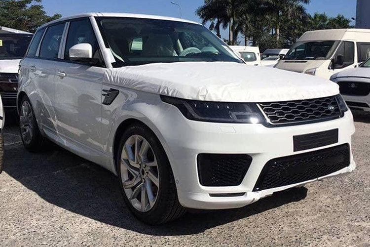 Riêng bản SVR của Range Rover Sport 2019 lại chỉ đi kèm 1 loại động cơ là máy xăng V8, siêu nạp, dung tích 5.0 lít, tạo ra công suất tối đa 575 mã lực. Tất cả các động cơ đều kết hợp với hộp số tự động 8 cấp. SVR đương nhiên là bản nhanh nhất của dòng Range Rover Sport 2019 với thời gian tăng tốc từ 0-100 km/h trong 4,5 giây và đạt vận tốc tối đa 283 km/h.