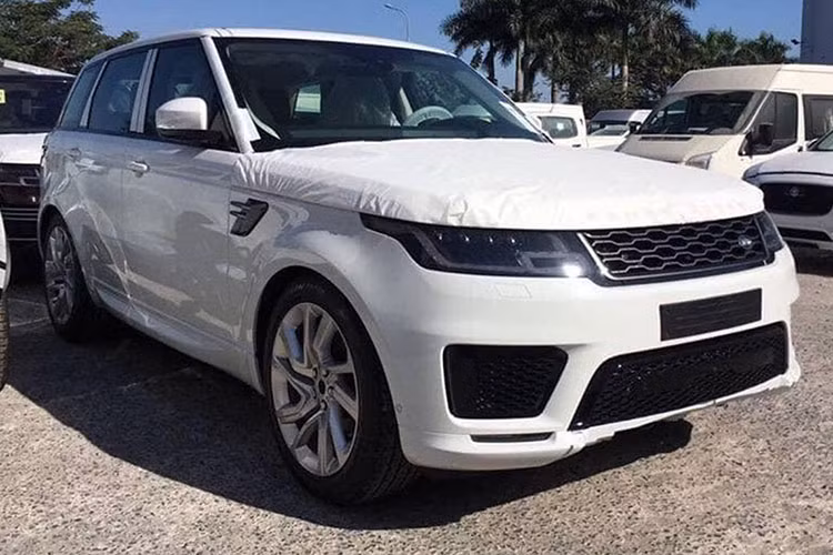 Riêng bản SVR của Range Rover Sport 2019 lại chỉ đi kèm 1 loại động cơ là máy xăng V8, siêu nạp, dung tích 5.0 lít, tạo ra công suất tối đa 575 mã lực. Tất cả các động cơ đều kết hợp với hộp số tự động 8 cấp. SVR đương nhiên là bản nhanh nhất của dòng Range Rover Sport 2019 với thời gian tăng tốc từ 0-100 km/h trong 4,5 giây và đạt vận tốc tối đa 283 km/h.