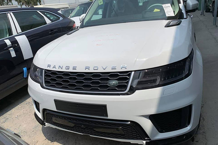 Land Rover chỉ trang bị lưới tản nhiệt và cụm đèn pha LED mới cho dòng SUV hạng sang phiên bản nâng cấp này. Ở phía sau, cụm đèn hậu được làm kiểu mới dạng LED, hệ thống ống xả tứ giác vẫn được giữ lại trong khi cản sau thay đổi đôi chút sơn đen và ốp nhựa màu xám. Mâm xe 21 inch thiết kế dạng 5 chấu trông khá bắt mắt.