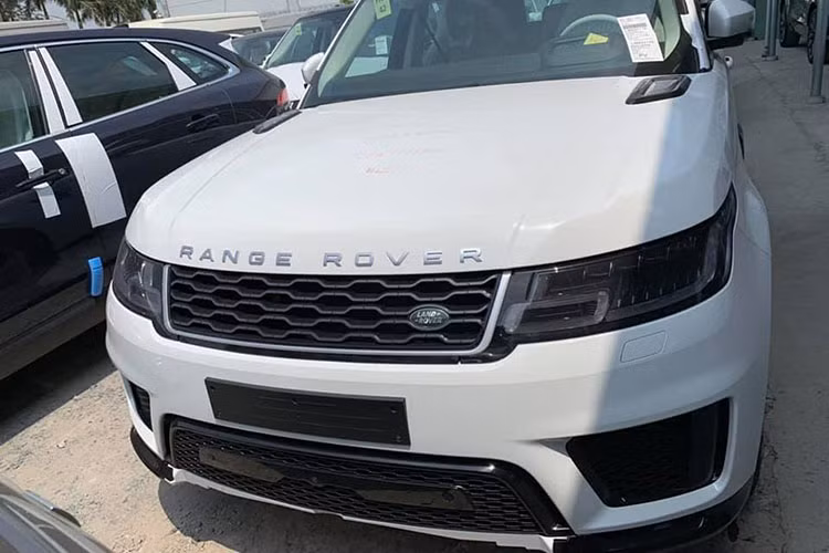Land Rover chỉ trang bị lưới tản nhiệt và cụm đèn pha LED mới cho dòng SUV hạng sang phiên bản nâng cấp này. Ở phía sau, cụm đèn hậu được làm kiểu mới dạng LED, hệ thống ống xả tứ giác vẫn được giữ lại trong khi cản sau thay đổi đôi chút sơn đen và ốp nhựa màu xám. Mâm xe 21 inch thiết kế dạng 5 chấu trông khá bắt mắt.
