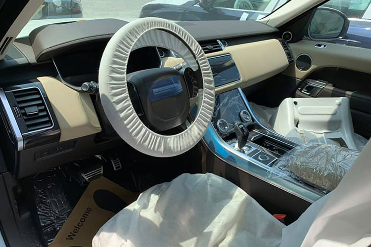 Mẫu xe Range Rover Sport bản nâng cấp 2019 còn có thêm hệ thống kiểm soát hành trình thích ứng mới với tính năng hỗ trợ đánh lái, giúp xe không bị lệch làn. Thêm vào đó là hệ thống phanh khẩn cấp ở tốc độ cao và Predictive Energy Optimization giúp vạch ra lộ trình tối ưu trên hệ thống định vị để tiết kiệm nhiên liệu.