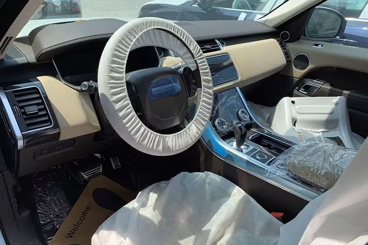 Mẫu xe Range Rover Sport bản nâng cấp 2019 còn có thêm hệ thống kiểm soát hành trình thích ứng mới với tính năng hỗ trợ đánh lái, giúp xe không bị lệch làn. Thêm vào đó là hệ thống phanh khẩn cấp ở tốc độ cao và Predictive Energy Optimization giúp vạch ra lộ trình tối ưu trên hệ thống định vị để tiết kiệm nhiên liệu.