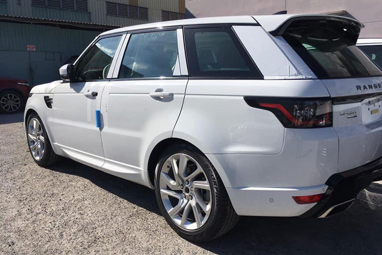 Ngoài ra, bản HSE còn có một tùy chọn động cơ nữa là máy xăng V8, siêu nạp, dung tích 5.0 lít, sản sinh công suất tối đa 525 mã lực. Ở bản Autobiography Dynamic, Range Rover Sport 2019 không có máy xăng 2.0 lít và máy dầu SDV6. Thay vào đó, Range Rover Sport Autobiography Dynamic 2019 lại được bổ sung động cơ xăng V6, siêu nạp, dung tích 3.0 lít với công suất tối đa 380 mã lực.