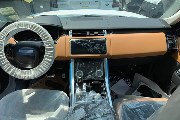 So với ngoại thất, nội thất của Range Rover Sport 2019 được làm mới rõ rệt hơn, đặc biệt ở hệ thống thông tin giải trí Touch Pro Duo mới, bao gồm 2 màn hình 10 inch. Đây vốn là trang bị đã lần đầu tiên được trang bị cho Range Rover Velar. Thêm vào đó là vòng đeo tay thông minh Activity Key cho phép chủ nhân đóng/mở cửa mà không cần chìa khóa.