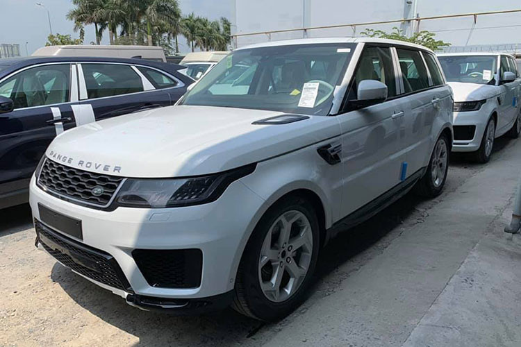 Mẫu xe Range Rover Sport 2019 đã chính thức trình làng từ hồi tháng 7 năm ngoái. Mãi đến nay, dòng SUV hạng sang này mới được đưa về Việt Nam. Tuy nhiên, nếu muốn sở hữu Range Rover Sport 2019 chính hãng, khách hàng sẽ không được nhận xe ngay mà phải đặt mua và chờ đợi.