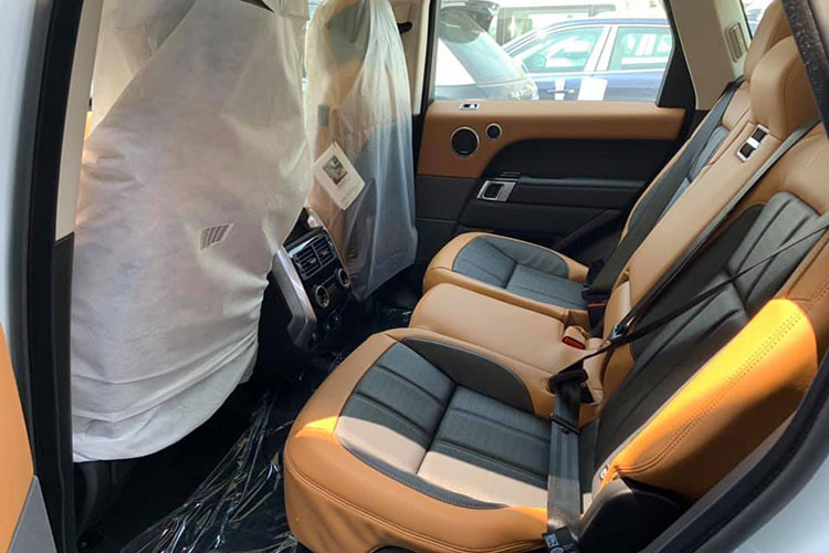 Tiếp đến là động cơ diesel SDV6, dung tích 3.0 lít với công suất tối đa 249 mã lực hoặc 306 mã lực. Cuối cùng là máy xăng V6 siêu nạp, dung tích 3.0 lít, tạo ra công suất tối đa 340 mã lực. Bản HSE và HSE Dynamic cũng có 5 tùy chọn động cơ tương tự như trên, đồng thời thêm máy dầu diesel SDV8, dung tích 4,4 lít với công suất tối đa 339 mã lực.