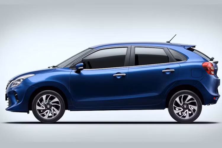 Trên phiên bản mới, Suzuki Baleno 2019 chỉ được nâng cấp nhẹ về thiết kế ngoại thất. Theo đó, mẫu xe hatchback cỡ B này được trang bị lưới tản nhiệt trên mới theo phong cách thiết kế 3D và đi kèm viền mạ crôm dưới đáy. Cản trước xe thể thao hơn, tích hợp hốc gió trung tâm mở rộng.