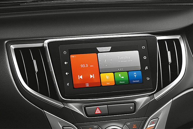 Thay đổi lớn nhất của nội thất bên trong Suzuki Baleno 2019 nằm ở hệ thống thông tin giải trí Smartplay Studio mới phát triển. Tương thích với Apple CarPlay lẫn Android Auto, hệ thống Smartplay Studio cho phép người lái nghe nhạc, lướt web, cập nhật thông tin về thời tiết và định vị các nhà hàng xung quanh.