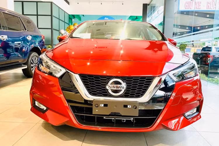Ngoài giá bán cụm đèn pha, bảng báo giá của Nissan còn cho thấy một số vật tư phụ tùng khác cũng có giá cao “ngất ngưởng”. Trên các trang mạng xã hội về xe, nhiều người cho rằng hãng đang bán linh kiện phụ tùng ngang ngửa với giá của xe hạng sang như Mercedes.