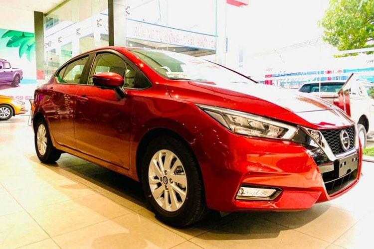 Trên một số hội nhóm về xe gần đây đã chia sẻ bảng báo giá chính hãng của Nissan Almera. Theo đó, chỉ riêng cụm đèn pha bên trái Nissan Almera đã có giá 39.850.000 đồng, khi cộng thêm 10% thuế sẽ có giá 43.835.000 đồng. Như vậy, nếu phải thay cả hai cụm đèn pha, tổng thiệt hại sẽ lên tới 87.670.000 đồng.