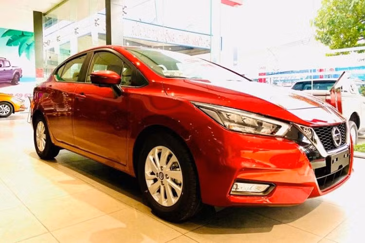 Trên một số hội nhóm về xe gần đây đã chia sẻ bảng báo giá chính hãng của Nissan Almera. Theo đó, chỉ riêng cụm đèn pha bên trái Nissan Almera đã có giá 39.850.000 đồng, khi cộng thêm 10% thuế sẽ có giá 43.835.000 đồng. Như vậy, nếu phải thay cả hai cụm đèn pha, tổng thiệt hại sẽ lên tới 87.670.000 đồng.