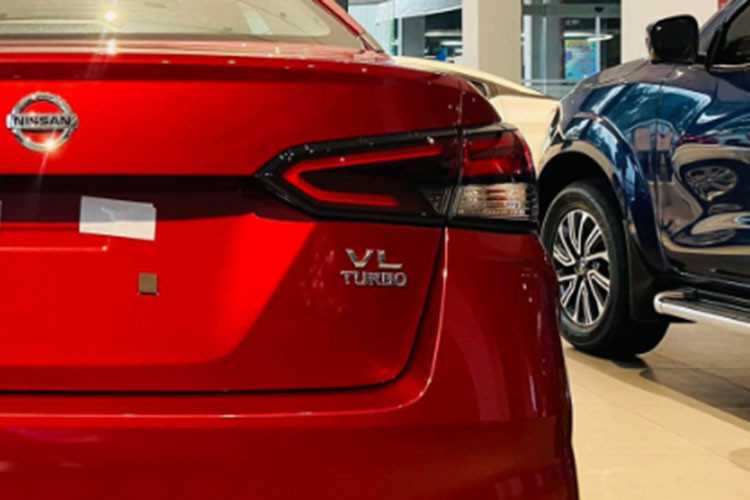 Nội thất bên trong bổ sung ghế bọc da, điều hòa có thêm dàn nóng và tính năng kết nối Android Auto. Cùng với đó là tính năng gập gương tự động, gương chiếu hậu trung tâm tràn viền, đèn pha tự động bật tắt.