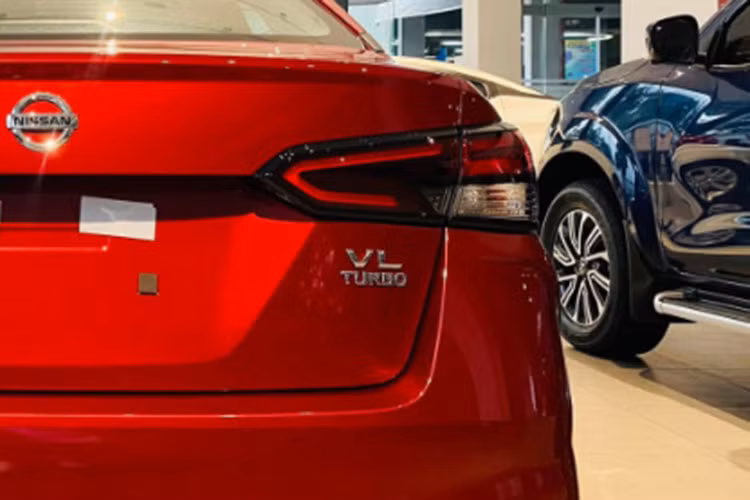 Nội thất bên trong bổ sung ghế bọc da, điều hòa có thêm dàn nóng và tính năng kết nối Android Auto. Cùng với đó là tính năng gập gương tự động, gương chiếu hậu trung tâm tràn viền, đèn pha tự động bật tắt.